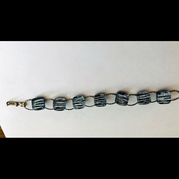 Beautiful Ladies SilverTone Link Bracelet with stone embellishment. - Picture 4 of 7